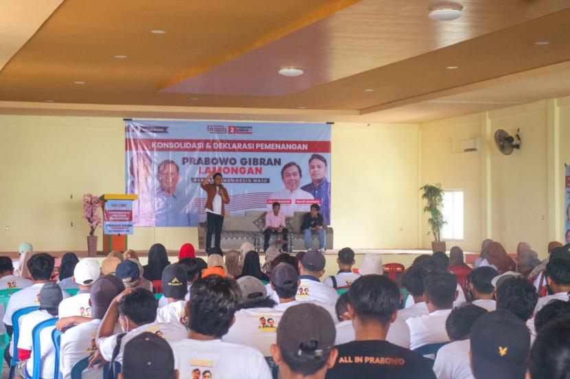 Sebanyak 400 orang relawan dari kelompok nelayan dan anak muda di lamongan, Jawa Timur, deklarasi dukung Prabowo Gibran.