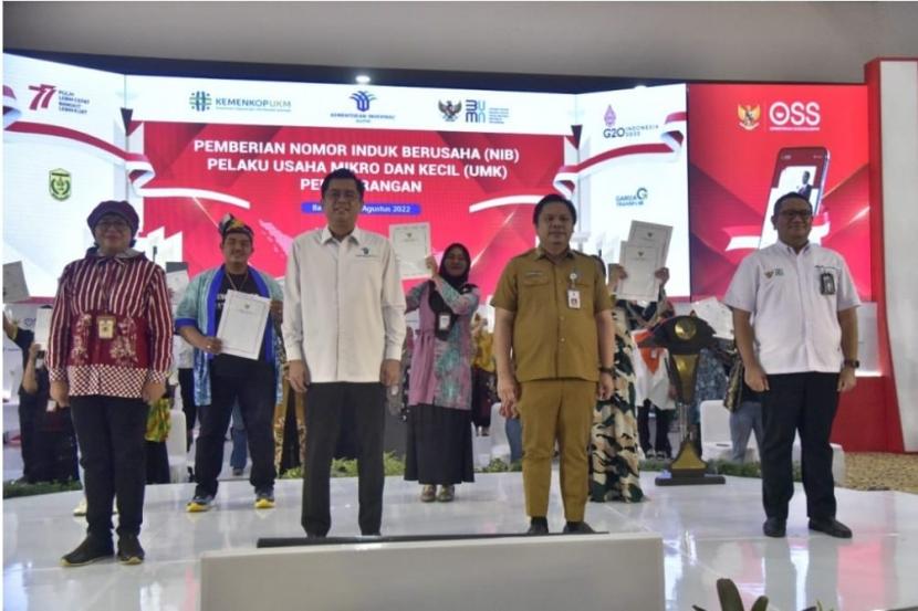 Sebanyak 450 pelaku Usaha Mikro dan Kecil (UMK) perseorangan di Kalimantan Selatan menerima Nomor Induk Berusaha (NIB) dari Kementerian Investasi/Badan Koordinasi Penanaman Modal.