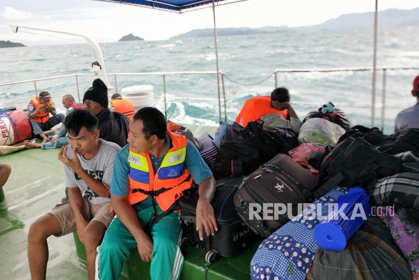  Sebanyak 47 orang korban termasuk 7 orang anak-anak dari Pulau  Legundi, Provinsi Lampung, dievakuasi dengan mengggunakan kapal patroli  Kesatuan Penjagaan Laut dan Pantai (KPLP) KPLP KNP. 336 ke Pelabuhan  Panjang. 