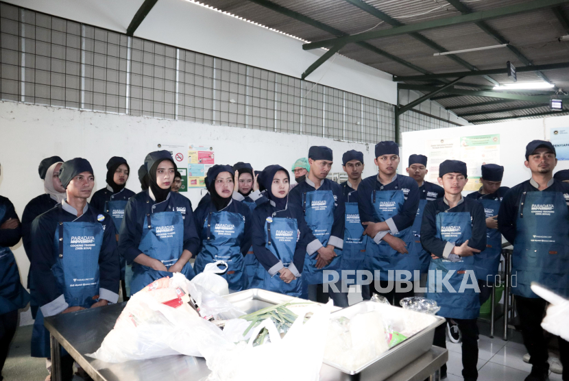 Sebanyak 47 peserta mengikuti pelatihan tata boga dan menjalani pembiasaan ibadah harian. Mereka merupakan calon tenaga kerja yang akan ditempatkan di dapur MBG Sariwangi Bandung dan dapur lainnya. 