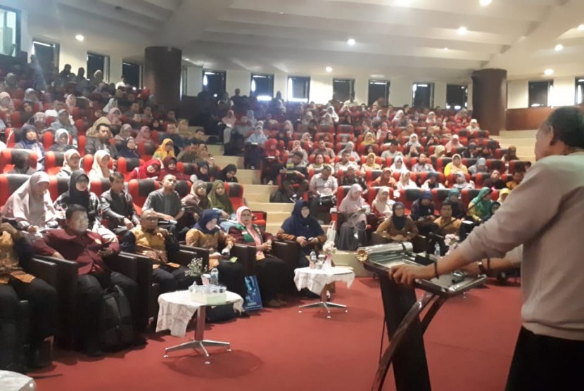 Sebanyak 470 petugas kesehatan di wilayah parahiangan Bandung, mengikut seminar ilmiah kesehatan haji 2019. Seminar ilmiah ini wajib diikuti petugas kesehatan demi tercapainya pengetahuan tentang pembinaan, pelayanan dan perlindungan (P3) kepada jamaah haji.Sabtu (21/9).