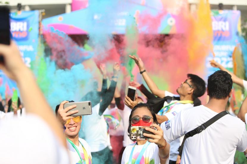 Sebanyak 5.000 pelari individu turut berpartisipasi dalam event BRImo Colourful Run 2022 yang diselenggarakan PT Bank Rakyat Indonesia (Persero) Tbk.