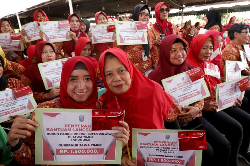 Sebanyak 5.030 pekerja di industri hasil tembakau (IHT), yang mayoritasnya adalah pelinting sigaret kretek tangan (SKT), menerima Bantuan Langsung Tunai (BLT) Dana Bagi Hasil Cukai Hasil Tembakau (DBHCHT).  Penyerahan BLT sebesar Rp 1,5 juta per orang itu diberikan secara langsung oleh Gubernur Jawa Timur Khofifah Indar Parawansa di fasilitas produksi Sampoerna Rungkut 2 Surabaya, Kamis (24/8/2023).