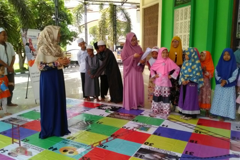 Sebanyak 50 anak juara Palembang menerima edukasi seputar cuci tangan. 