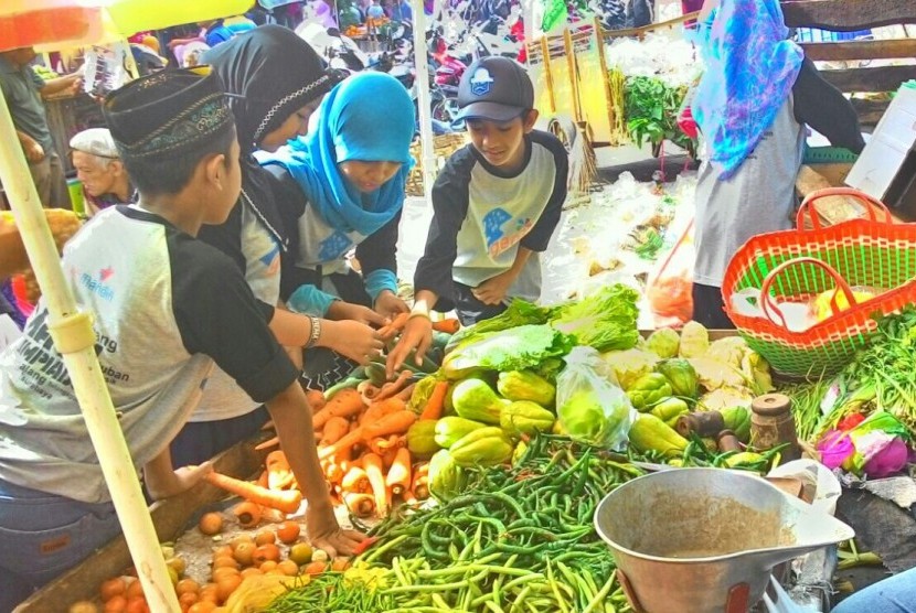 Sebanyak 50 anak yatim binaan Sanggar Genius Yatim Mandiri belanja di Pasar Merjosari, Kota Malang, Ahad (28/2).