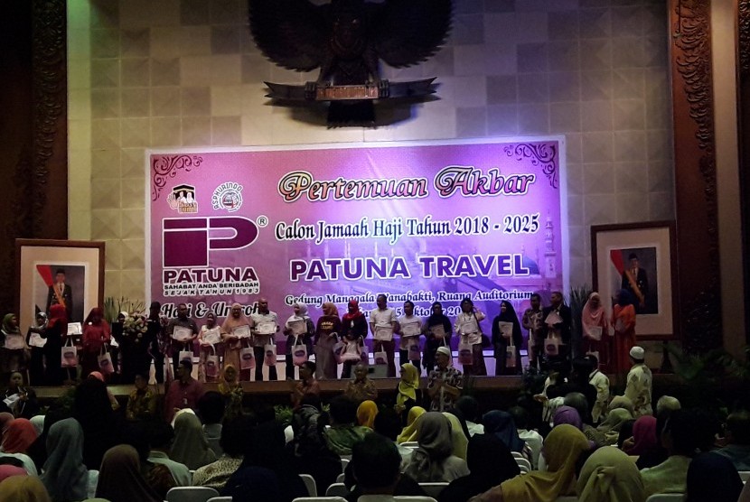 Sebanyak 50 calon jamaah haji 2018-2025 Patuna Travel mendapatkan undian berhadiah umrah (foto atas), Sekretaris Ditjen PHU Muhajirin Yanis bersama Direktur Utama Patuna Travel Syam Resfiadi (foto bawah).