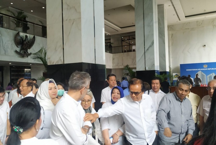 Sebanyak 50 orang nasabah PT Asuransi Jiwasraya (Persero) yang tergabung dalam Forum Korban Jiwasraya mendatangi Kantor Kementerian Keuangan (Kemenkeu), Jakarta, Kamis (6/2). Mereka menuntut pertanggungjawaban pemerintah, termasuk mengenai proses pengembalian dana nasabah yang macet. 