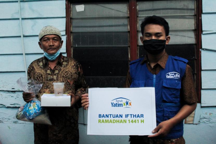 Sebanyak 50 paket ifthar dan sahur dibagikan Rumah Yatim Cabang Sumatera Utara (Sumut) untuk warga terdampak Covid-19, Senin (27/4).
