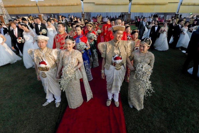 Sebanyak 50 pasangan Cina melakukan pernikahan massal di Kolombo, Sri Lanka, Ahad (17/12).
