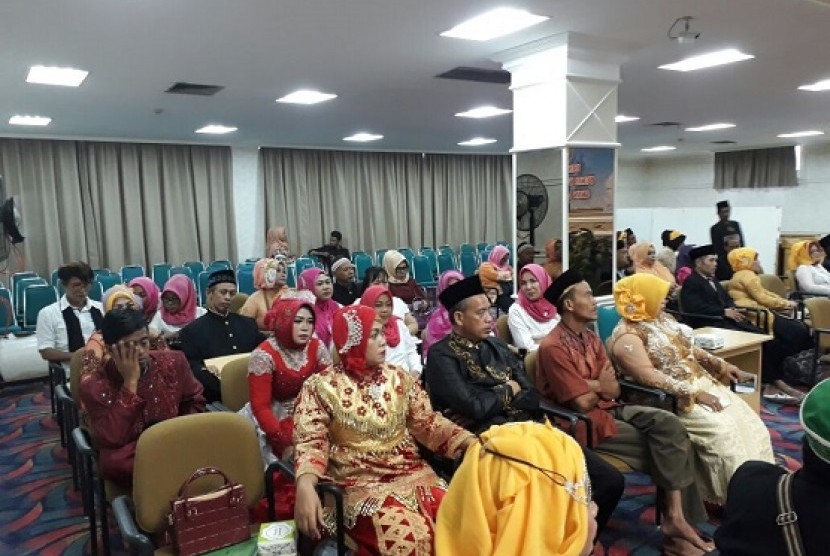 Sebanyak 50 pasangan dari warga miskin di Kota Bandar Lampung mengikuti nikah massal atau itsbat nikah di Kantor Pemprov Lampung, Jumat (8/12).