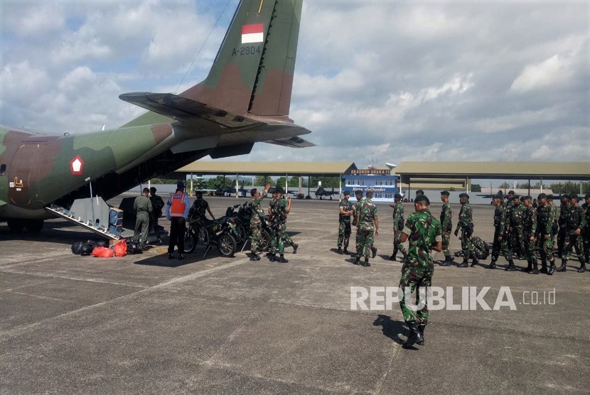 Sebanyak 50 personel Batalyon Infanteri Raider 700/Wira Yudha Cakti Makassar diberangkatan ke lokasi kericuhan di Kabupaten Buton dari Lanud Hasanudin, Kendari, Sulawesi Tenggara, Jumat (7/6/2019). 