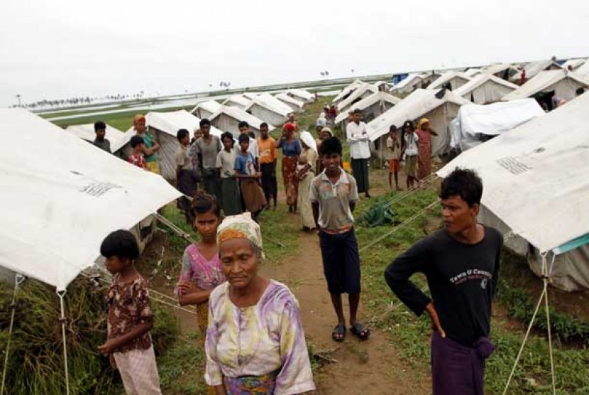 Sebanyak 50 ribu jiwa pengungsi etnis Rohingya lari menyelamatkan diri dan tinggal di kamp pengungsi Baw Pha Du di Sittwe, Negara Bagian Rakhine, Myanmar, Rabu, (1/8).