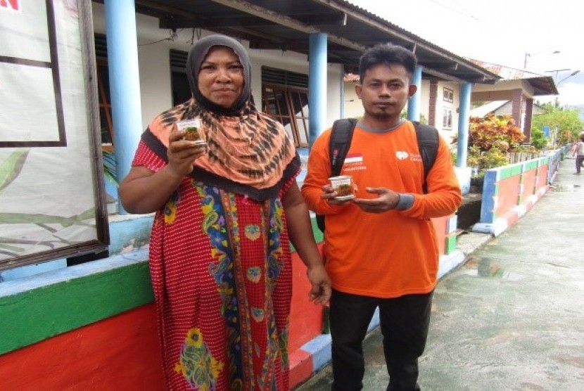 Sebanyak 500 kaleng kornet Superqurban disalurkan kepada 200 orang warga Desa Mare Gam Kecamatan Kota Tidore Selatan, Kota Tidore, belum lama ini.