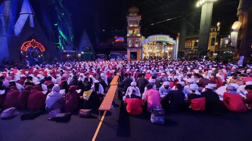 Sebanyak 500 orang santri-santriwati memperdengarkan hafalan atau tasmi Alquran di hadapan para penguji atau ustaz di area Trans Studio Bandung secara serentak, Ahad (21/8/2022). Usai tasmi, mereka dipersilahkan untuk bermain. 