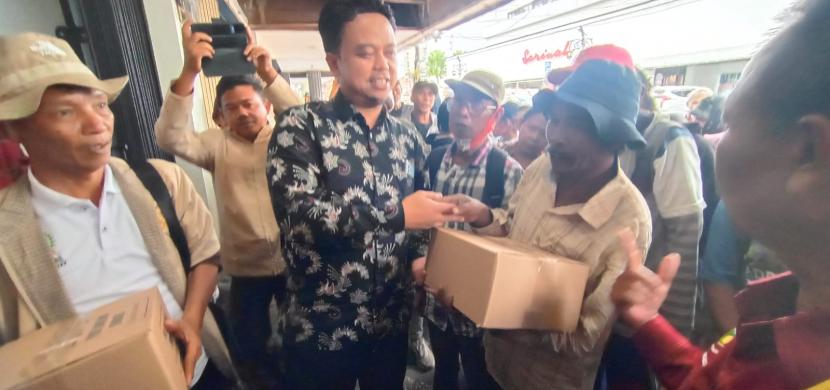 Sebanyak 500 paket sembako disalurkan Persatuan Anggota Badan Permusyawaratan Desa Seluruh Indonesia kepada kaum Duafa di Kota Bandung, Rabu (28/12/2022) dalam rangka ulang tahun yang kedua. Mereka turut berkumpul secara daring untuk membahas program desa.