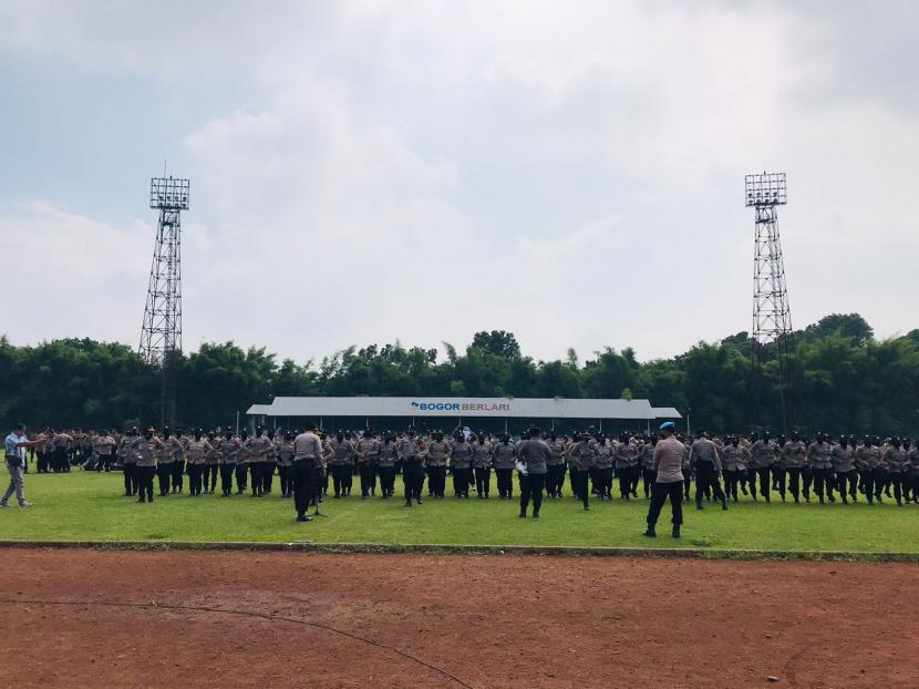 Sebanyak 500 personel Polresta Bogor Kota mengikuti latihan pengendalian massa (Dalmas) di Stadion GOR Pajajaran, Kota Bogor. Pelatihan ini dilakukan guna mengasah kembali kemampuan personel, mengingat mulai banyak aksi unjuk rasa pada masa PPKM Level 1.