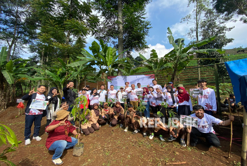 Sebanyak 500 pohon produktif, ditanam di dua titik yang terletak di wilayah Kabupaten Bandung.