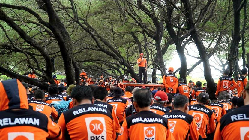  Sebanyak 525 relawan Partai Keadilan Sejahtera (PKS) dari 35 kabupaten/kota di Jawa Tengah mengikuti pelatihan penanganan bencana yang digelar Dewan Pengurus Wilayah (DPW) PKS Provinsi Jateng di Pantai Dewa Ruci, Kecamatan Jatimalang Kabupaten Purworejo, 24 - 25 Desember 2022.
