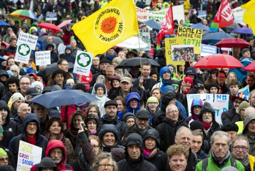 Sebanyak 6.000 sampai 7.000 orang ambil bagian dalam  satu demonstrasi yang diselenggarakan di Amsterdam pada Ahad (29/11) menuntut tindakan melindungi iklim, sehari sebelum pembukaan Konferensi Perubahan Iklim PBB di Paris.