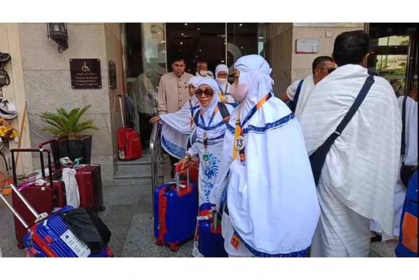 Sebanyak 6.202 jamaah haji khusus mulai meninggalkan Madinah menuju Makkah guna bersiap melaksanakan puncak ibadah haji.
