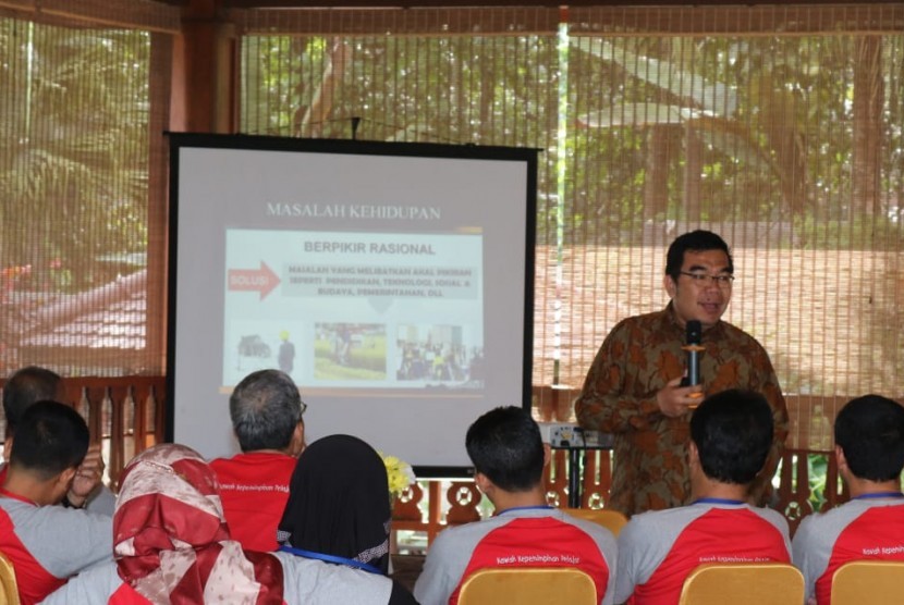 Sebanyak 60 guru pendamping dari wilayah Yogyakarta dan sekitarnya dibekali motivasi cara berpikir suprarasional. 