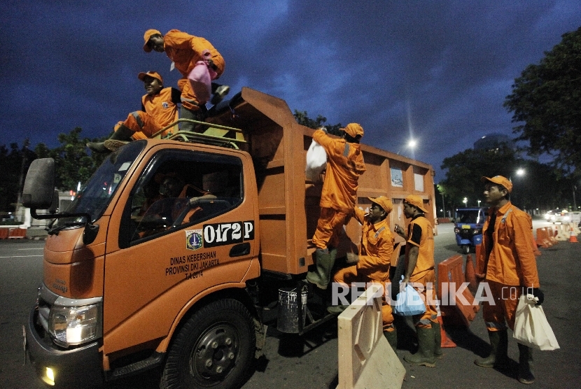 Sebanyak 6000 Pekerja Harian Lepas (PHL) Dinas Kebersihan DKI Jakarta dikerahkan untuk membersihkan sampah di sejumlah titik konsentrasi massa di malam pergantian tahun baru 2017