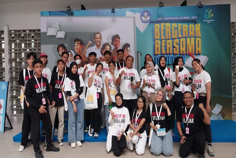 Sebanyak 61 mahasiswa Universitas BSI (Bina Sarana Informatika) hadir dalam acara peringatan Hari Pendidikan Nasional (Hardiknas) 2024 di Indonesia Arena, Gelora Bung Karno (GBK), pada Jumat, (3/5/2024). Acara tersebut diadakan dengan tema Bergerak Bersama Lanjutkan Merdeka Belajar oleh Kementerian Pendidikan, Kebudayaan, Riset, dan Teknologi (Kemendikbud Ristek).