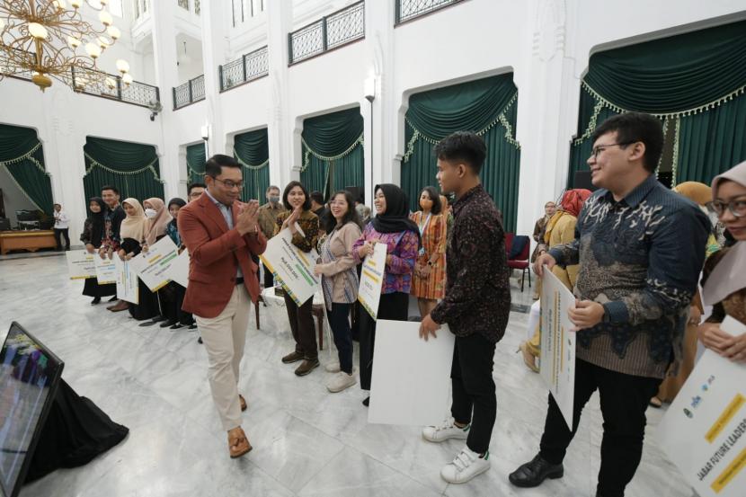 Sebanyak 614 mahasiswa menerima beasiswa Jabar Future Leaders (JFLS) tahun 2022. Pemberian beasiswa tersebut, langsung dilakukan secara simbolis oleh Gubenur Jabar, Ridwan Kamil di Gedung Sate, Kota Bandung, Senin (24/10/2022). 