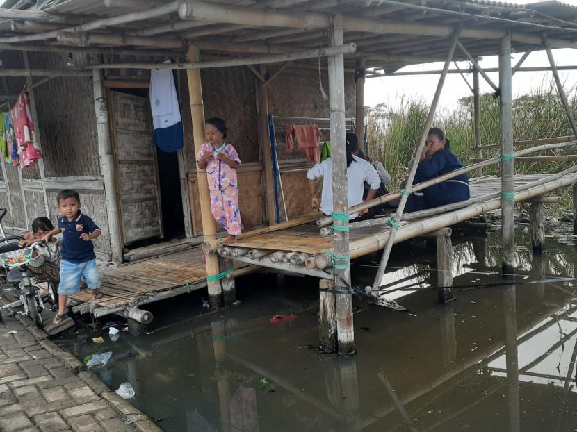 Sebanyak 65 kepala keluarga (KK) di kawasan Kampung Gaga, Tanjung Pasir, Teluknaga, Kabupaten Tangerang bersiap untuk direlokasi imbas dari banjir yang terjadi selama sekitar empat bulan terakhir ini. Para warga mengambil pilihan itu lantaran banjir di kawasan tersebut sulit teratasi. 