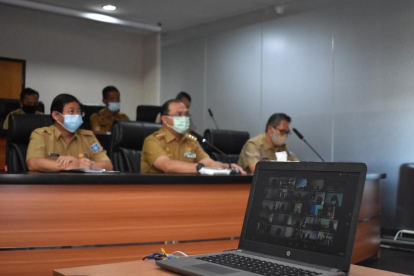  Sebanyak 69 kepala sekolah SMA se-Bangka Belitung (Babel) mendapat arahan dari Gubernur Kepulauan Bangka Belitung, Erzaldi Rosman, mengenai proses belajar mengajar di era pandemi Covid-19.