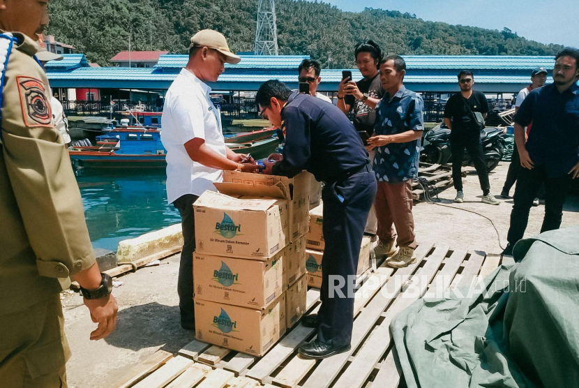 Sebanyak 7.680 kaleng miras yang hendak diselundupkan berhasil diamankan Bea Cukai Tanjungpinang dan aparat gabungan Kabupaten Anambas.