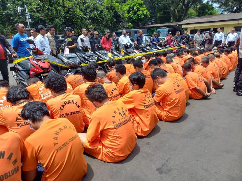 Sebanyak 72 tersangka tindak kejahatan ditangkap Polrestabes Bandung, yang mengungkap 60 kasus kriminalitas selama beberapa pekan terakhir. 