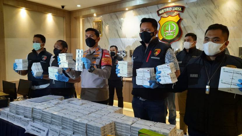 Sebanyak 730 boks obat azithromycin diperlihatkan saat rilis kasus di Markas Polres Metro Jakarta Barat, Jumat (30/7). Obat tersebut merupakan barang bukti kasus penimbunan obat Covid-19 dengan tersangka Direktur dan Komisaris Utama PT ASA. 