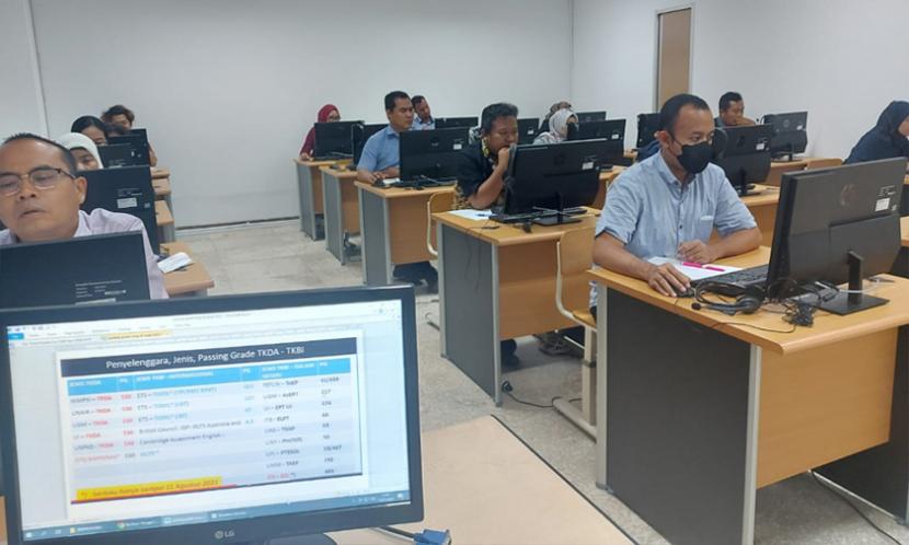 Sebanyak 74 dosen yang berasal dari perguruan tinggi negeri (PTN) maupun perguruan tinggi swasta (PTS) mengikuti Test of English Proficiency (TOEP) dan Tes Potensi Dasar Akademik (TPDA) yang digelar Kampus Digital Kreatif Universitas BSI (Bina Sarana Informatika) sebagai mitra Pusat Layanan Tes Indonesia (PLTI) melalui Lembaga Bahasa Universitas BSI.