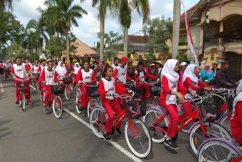 Sebanyak 74 pemuda dari seluruh pelosok negeri ini gowes bersama ribuan warga Blitar, Selasa (6/12).