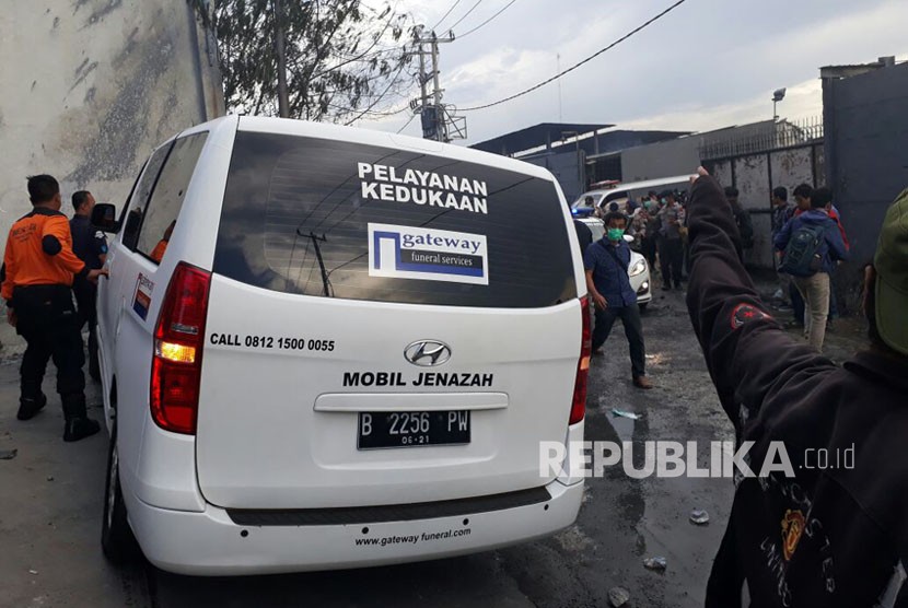 Sebanyak 8 Ambulans diberangkatkan dari lokasi kebakaran Pabrik Kembang Api, Kosambi, Kabupaten Tangerang, Kamis (26/10).