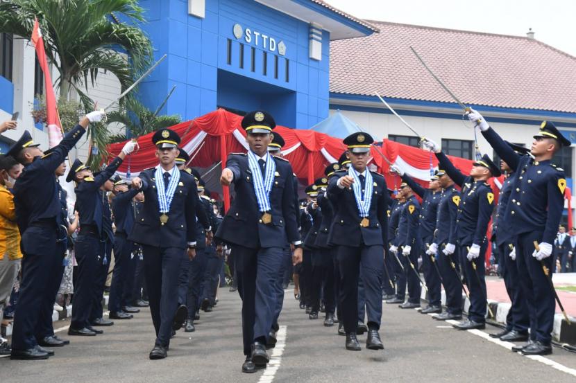 Sebanyak 830 (delapan ratus tiga puluh) taruna/i Kementerian Perhubungan dilantik secara resmi oleh Inspektur Jenderal Kementerian Perhubungan, I Gede Pasek Suardika.