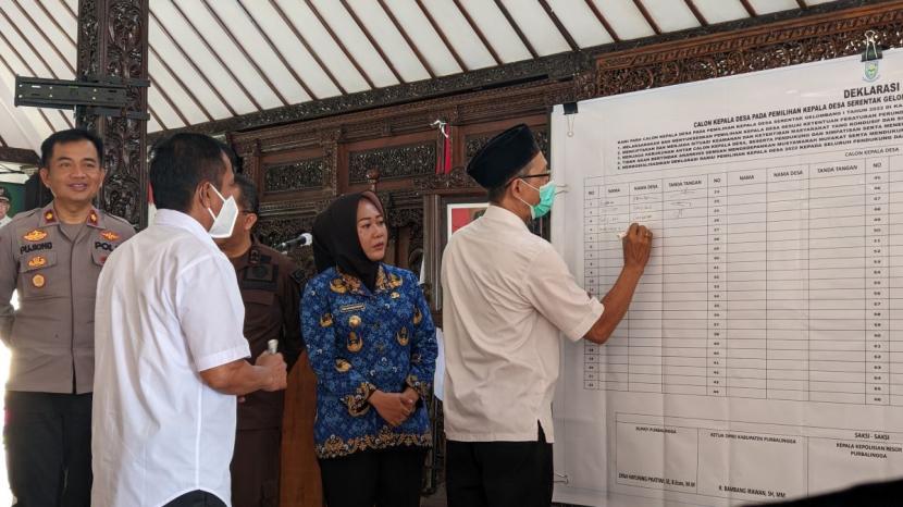 Sebanyak 89 orang calon kepala desa dari 31 desa penyelenggara Pemilihan kepala Desa (Pilkades) Serentak Gelombang I tahun 2022 Kabupaten Purbalingga melakukan Deklarasi Damai, (Kamis (17/11) di Pendopo Dipokusumo. 
