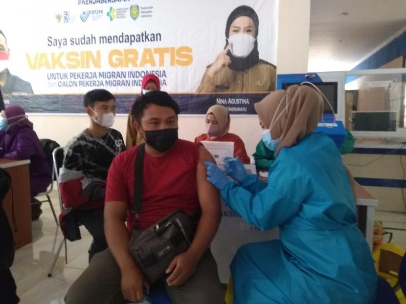Sebanyak  90 calon PMI disuntik vaksin Astrazaneca dalam vaksinasi yang digelar BP2MI di LTSA Disnaker Kabupaten Indramayu, Senin (30/8).
