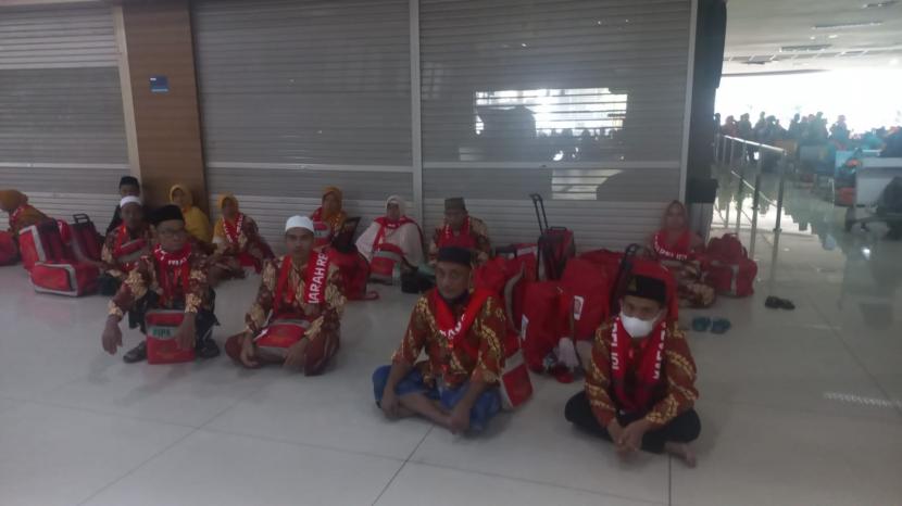 Sebanyak 94 jamaah umroh asal Jawa Timur gagal berangkat ke Tanah Suci. Penyebabnya, Petugas Kantor Kesehatan Pelabuhan (KKP) Kementerian Kesehatan (Kemenkes) yang melakukan verifikasi vaksin miningitis tidak ada di Bandara Internasional Juanda, Jawa Timur. 