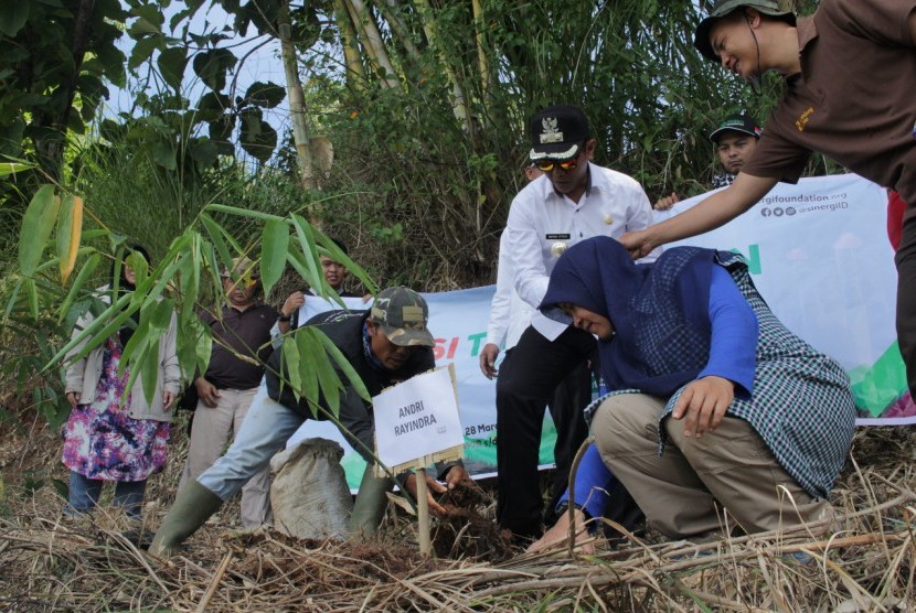 Sebanyak 947 bibit bambu ditanam dalam gelaran Aksi Penanaman Pohon oleh Sinergi Foundation di Gunung Pabeasan Desa Putrajawa Kecamatan Selaawi Kabupaten Garut, Rabu (28/3). 