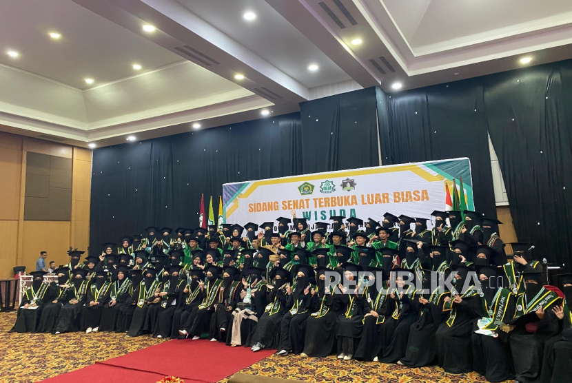 Sebanyak 96 mahasiswa Sekolah Tinggi Ilmu Agama Islam (STAI) Al Bayan resmi menyandang gelar sarjana setelah berhasil menyelesaikan studi selama empat tahun. Mereka mendapat beasiswa dari BMH.