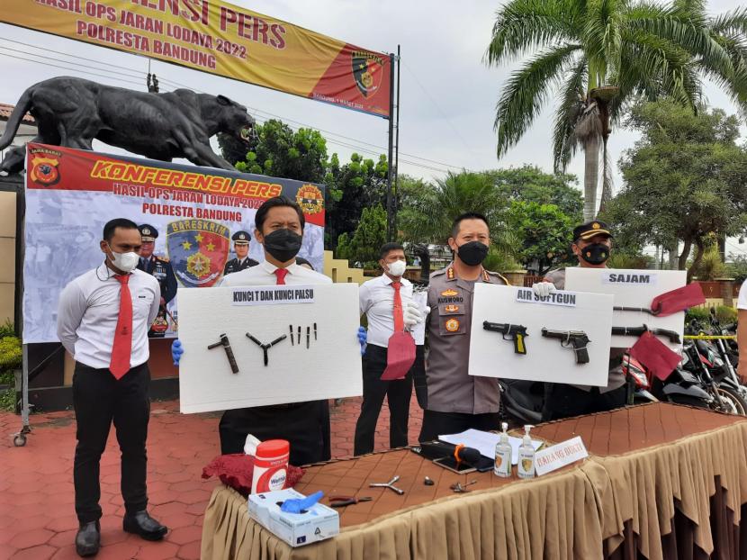 Sebanyak 96 orang pelaku spesialisasi pencurian bermotor di wilayah hukum Polresta Bandung diamankan selama dua pekan lebih yaitu 10 Februari hingga 26 Februari saat operasi Lodaya, Selasa (1/3/2022). Barang bukti kendaraan bermotor yang diamankan mencapai 108 unit.