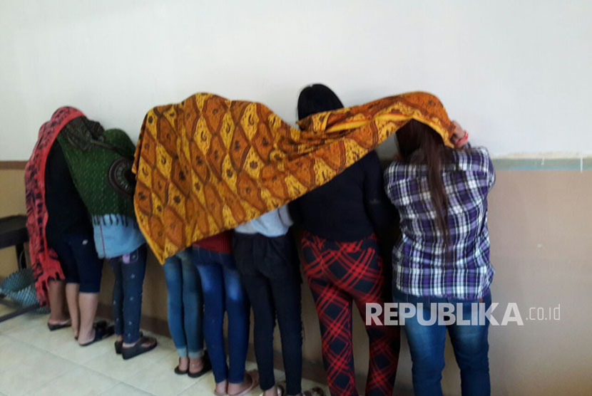 Sebanyak delapan perempuan muda, salah satunya berusia 15 tahun, dipekerjakan sebagai pekerja seks komersil di sebuah rumah warga di Desa Jayawinangun, Kecamatan Kedokanbunder, Kabupaten Indramayu. Polres Indramayu pun menangkap mucikari yang mempekerjakan mereka, Rabu (19/7).