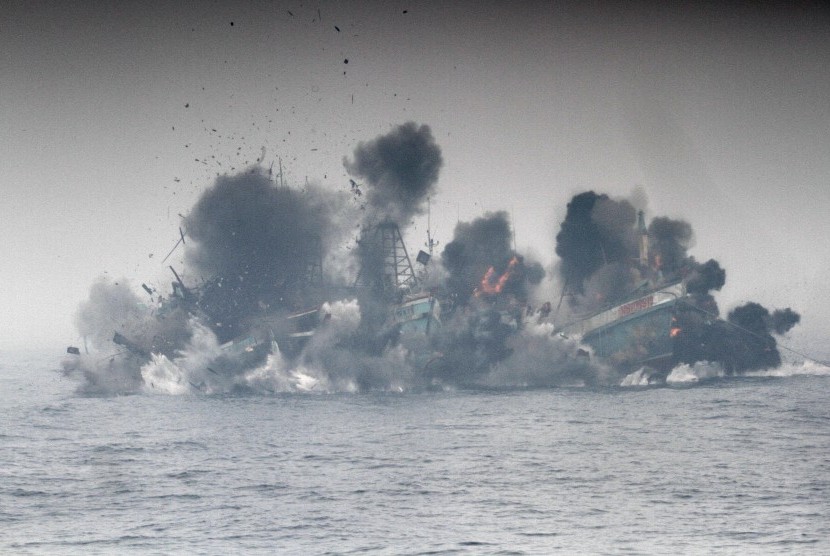 Sebanyak empat buah kapal asal Vietnam diledakan di tengah kabut asap di laut Kalimantan Barat, Pontianak, Senin (19/10). 