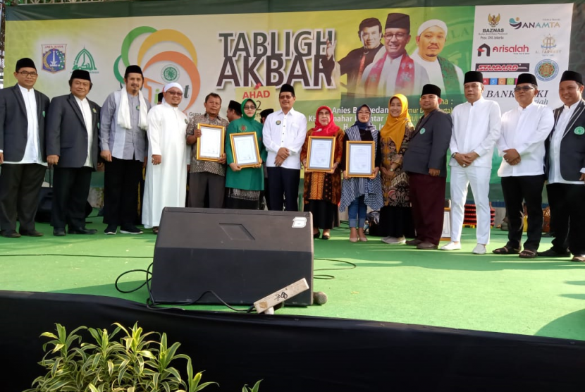 Sebanyak empat IKM DKI, mewakili 100 IKM, menerima secara simbolis sertifikat halal.