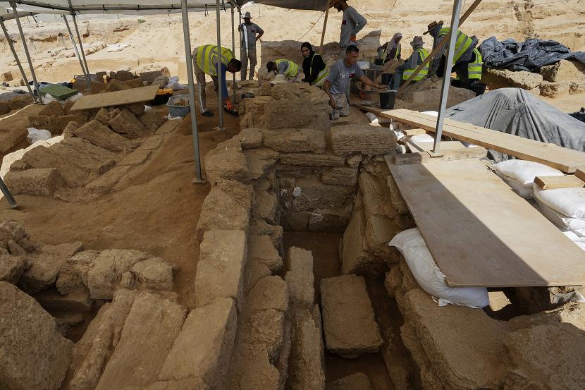 Sebanyak empat makam Romawi berusia 2.000 tahun telah ditemukan di Jalur Gaza. 