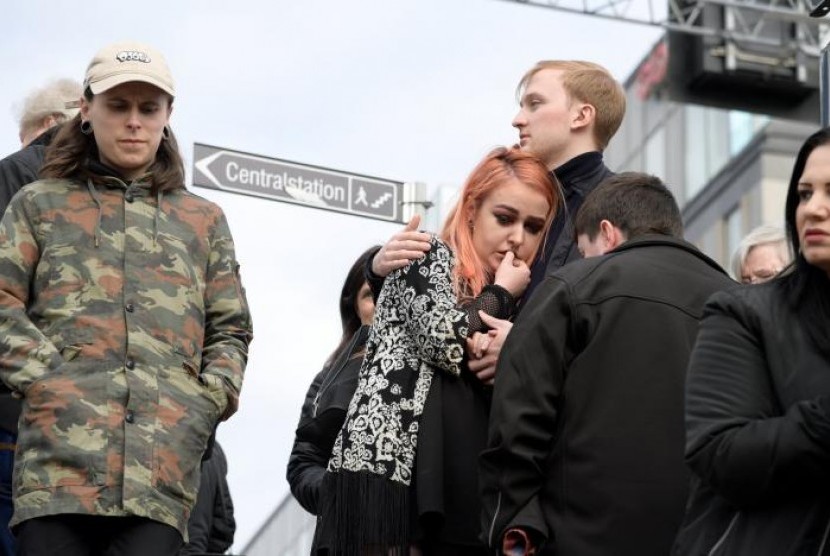 Sebanyak empat orang tewas saat sebuah truk menabrak departemen store Ahlens on Drottninggatan di Stockholm, Swedia, 7 April 2017.