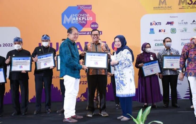 Sebanyak empat organisasi perangkat daerah (OPD) Pemkot Sukabumi meraih penghargaan public service 2022 dari Markplus Inc. Di mana ke empat dinas tersebut dinilai memberikan layanan terbaik kepada warga dan dilakukan dengan inovasi terbaik.