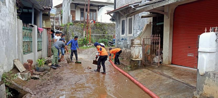 Sebanyak enam kejadian bencana melanda sejumlah wilayah di Kota Sukabumi pada Senin (15/3) malam dan Selasa (16/3) dini hari. Peristiwa ini terjadi setelah wilayah Sukabumi diguyur hujan deras selama beberapa jam. Tampak petugas membersihkan sisa banjir di salah satu lokasi terdampak. 